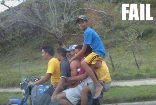 Como levar 6 pessoas numa moto?