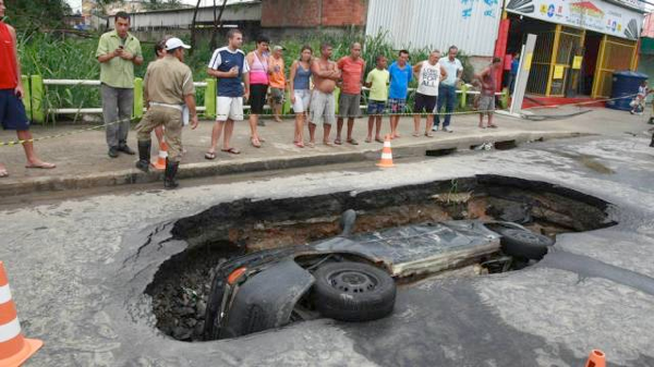 Enterro de carro velho