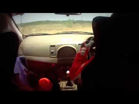 Samir é piloto de rally na Índia…