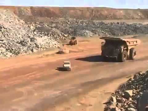 O que acontece quando Caterpillar 797 encontra uma Toyota Landcruiser no meio do caminho?